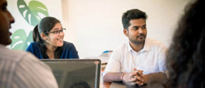 Un grupo de personas sentadas alrededor de una mesa