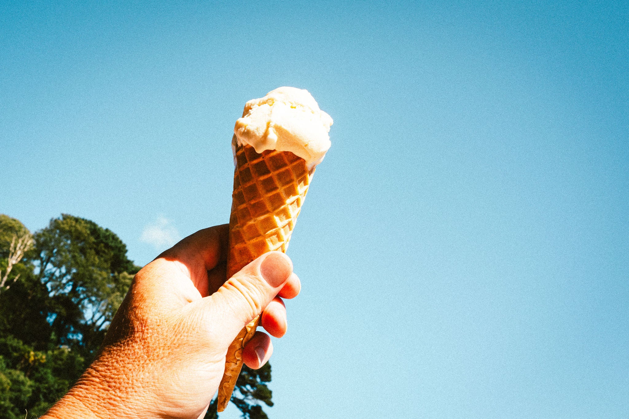 Eis in der Waffel wird hoch gehalten