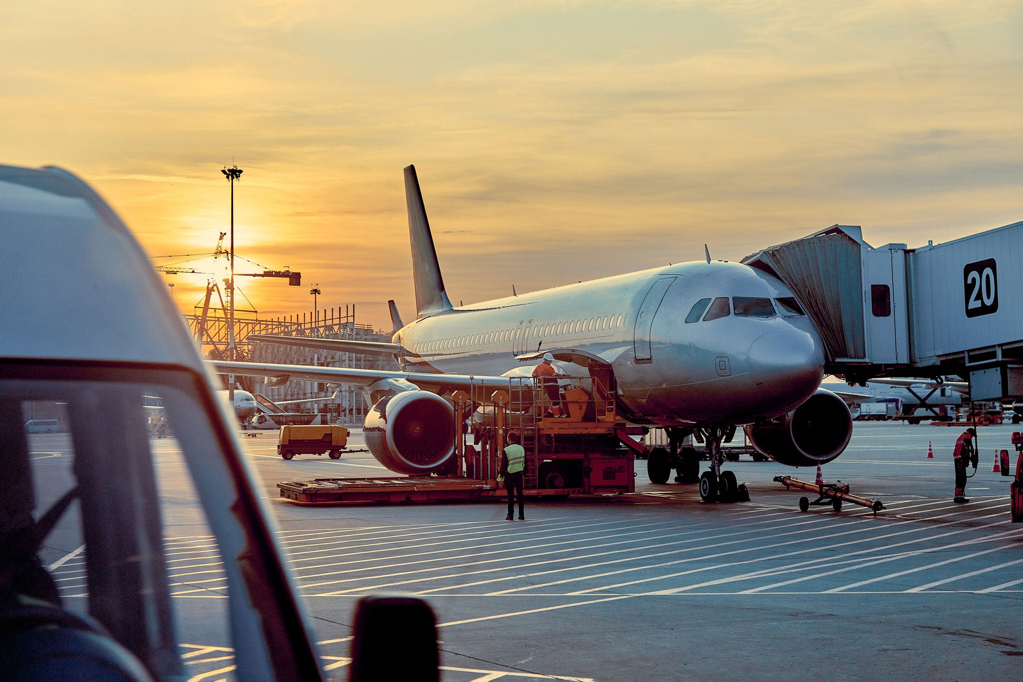 Modernes Passagierflugzeug, geparkt am Gate des Terminalgebäudes 