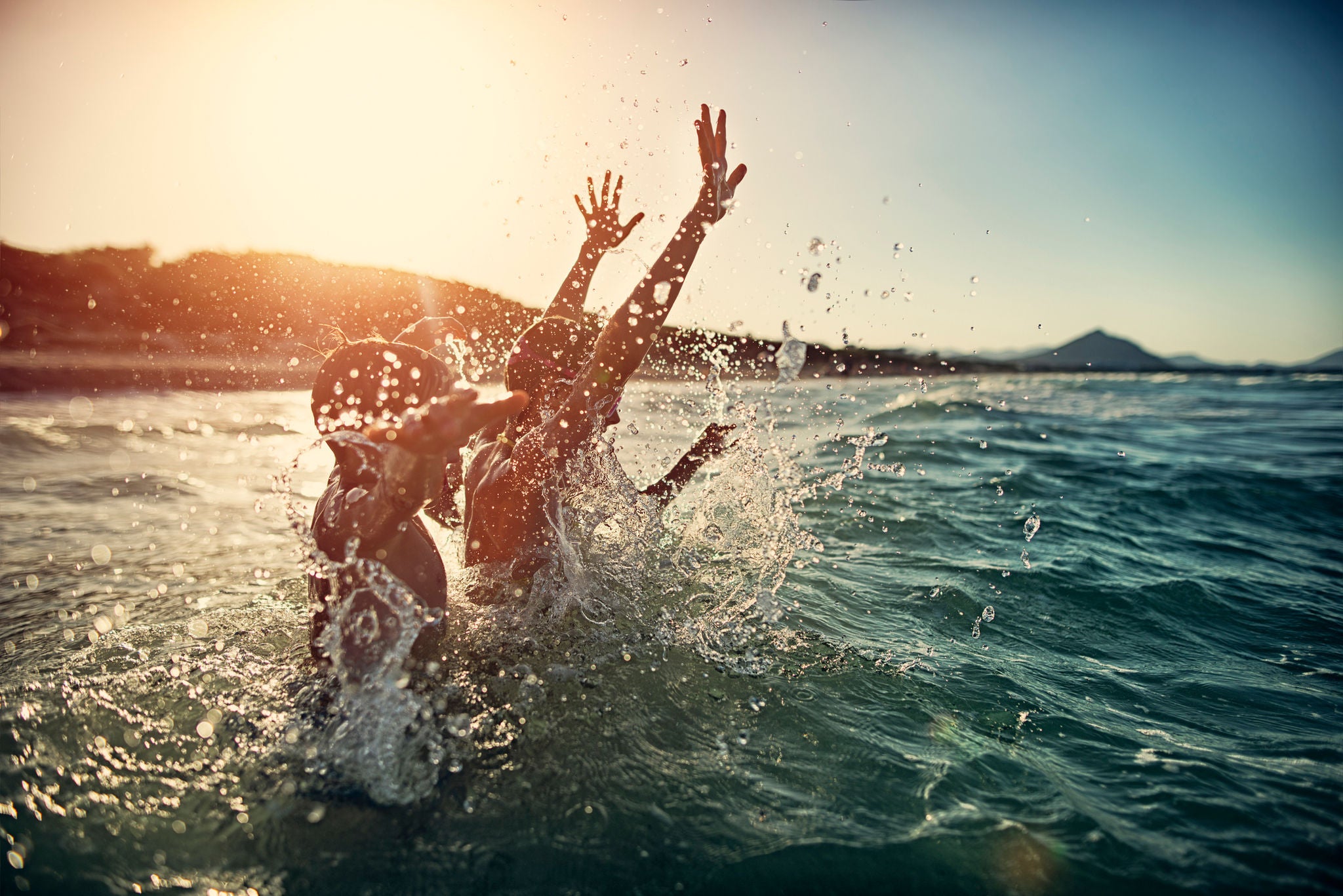Kinder planschen im Meer 