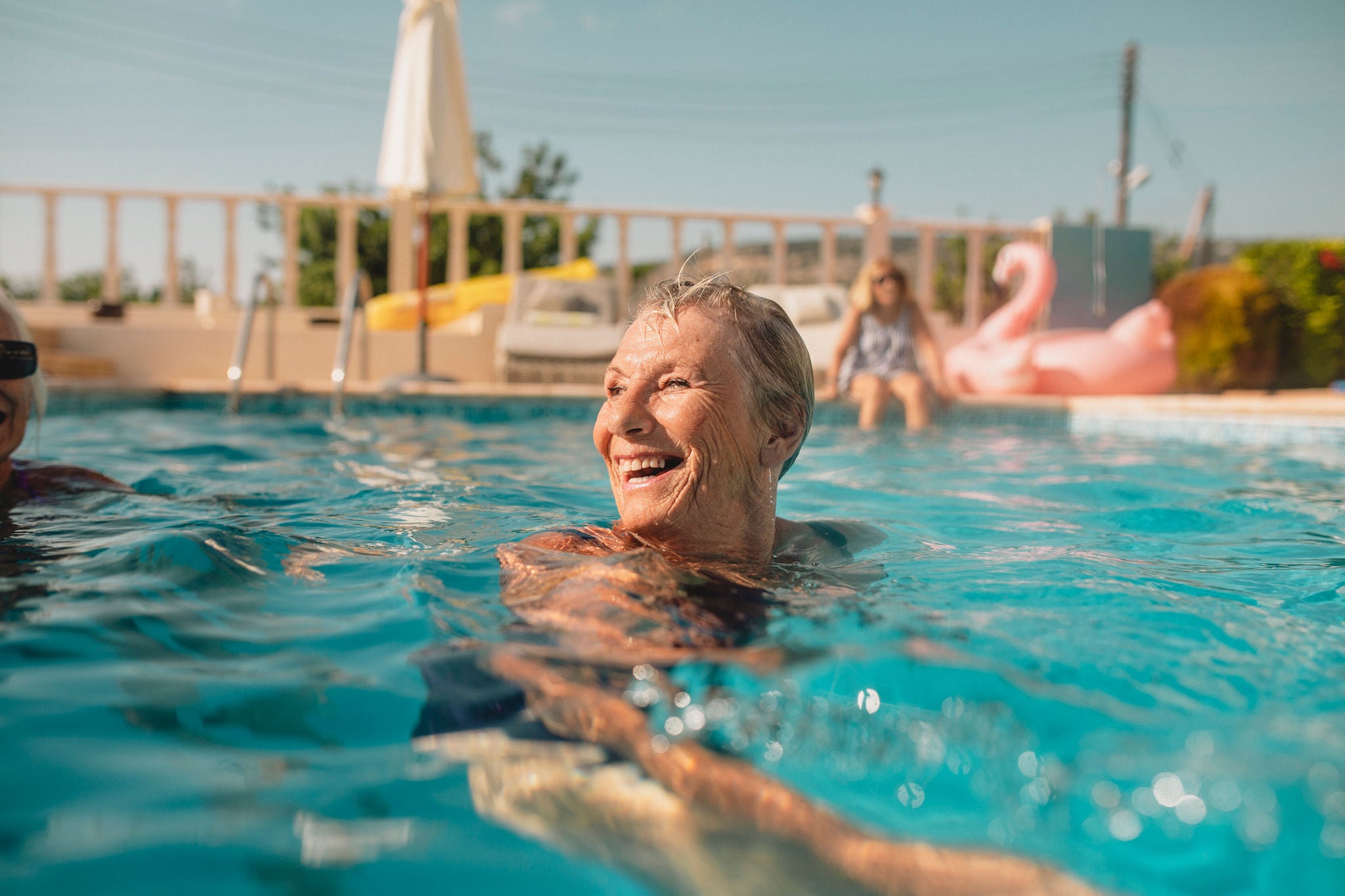 Ältere Frau genießt Sommerurlaub