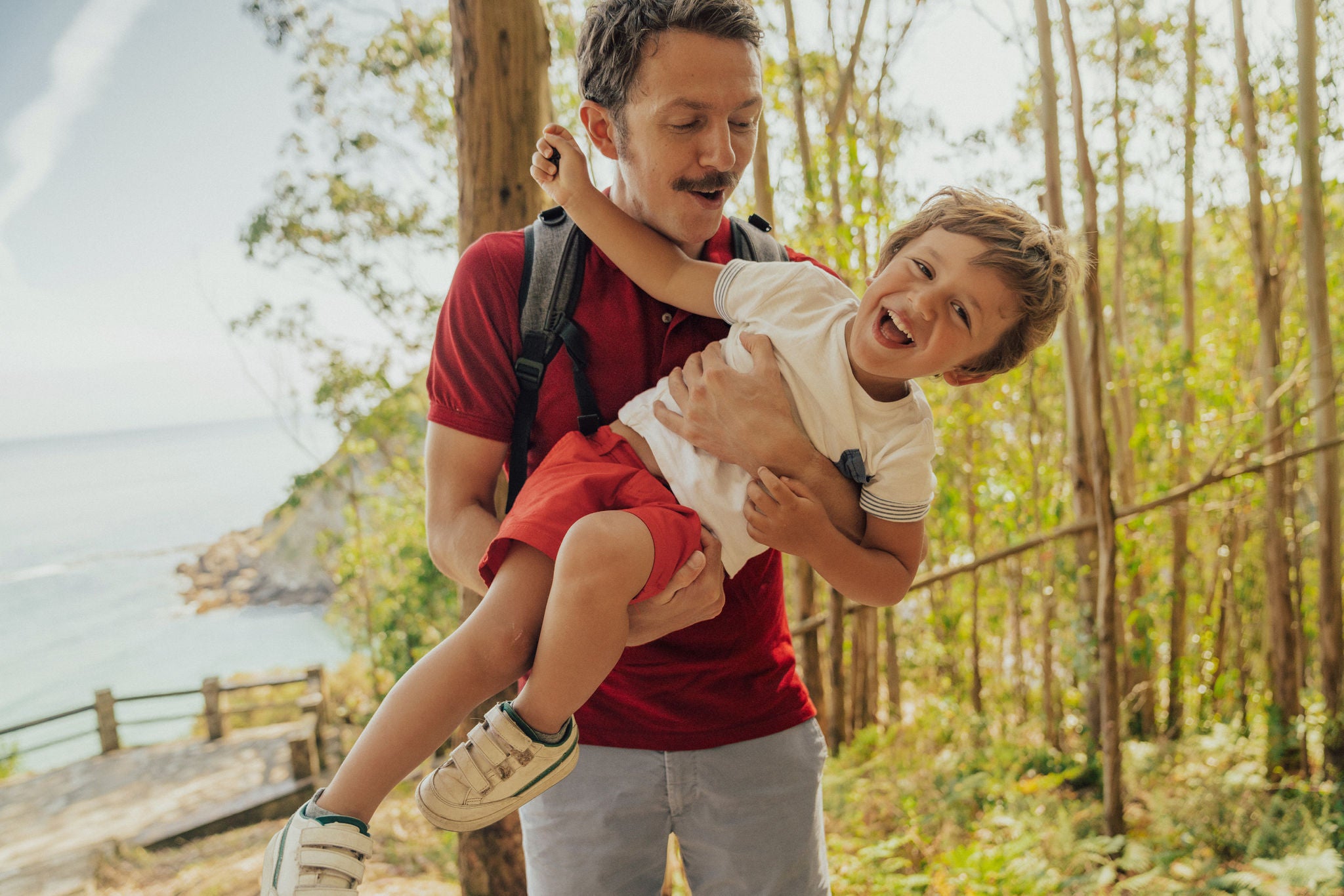 Familienwanderung an der Strandküste 