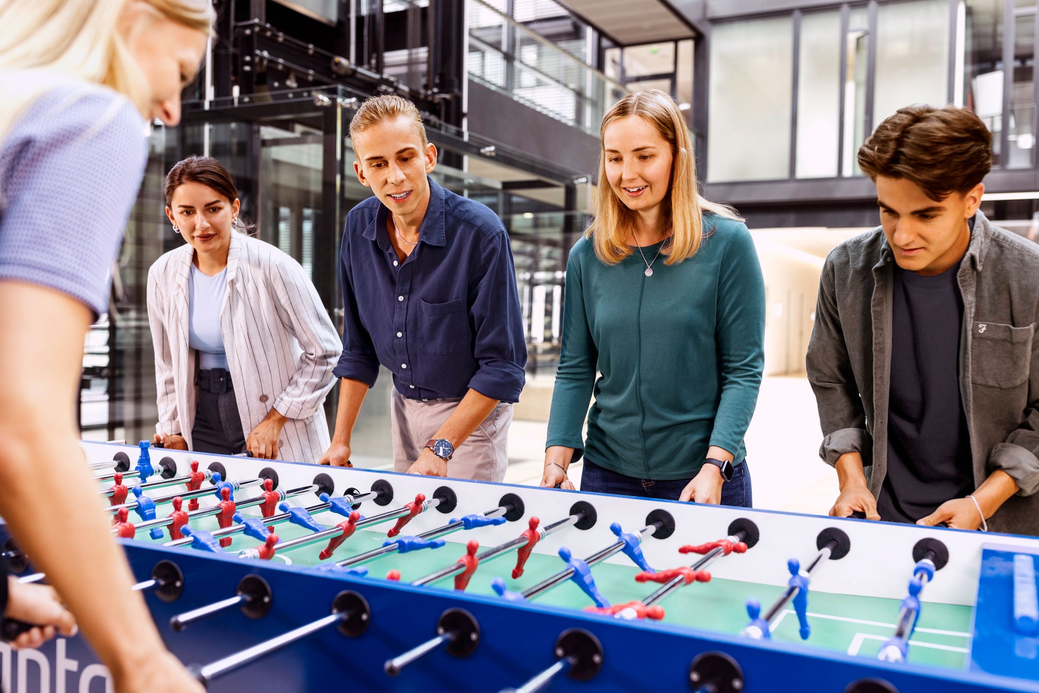 Mitarbeitende spielen Kicker