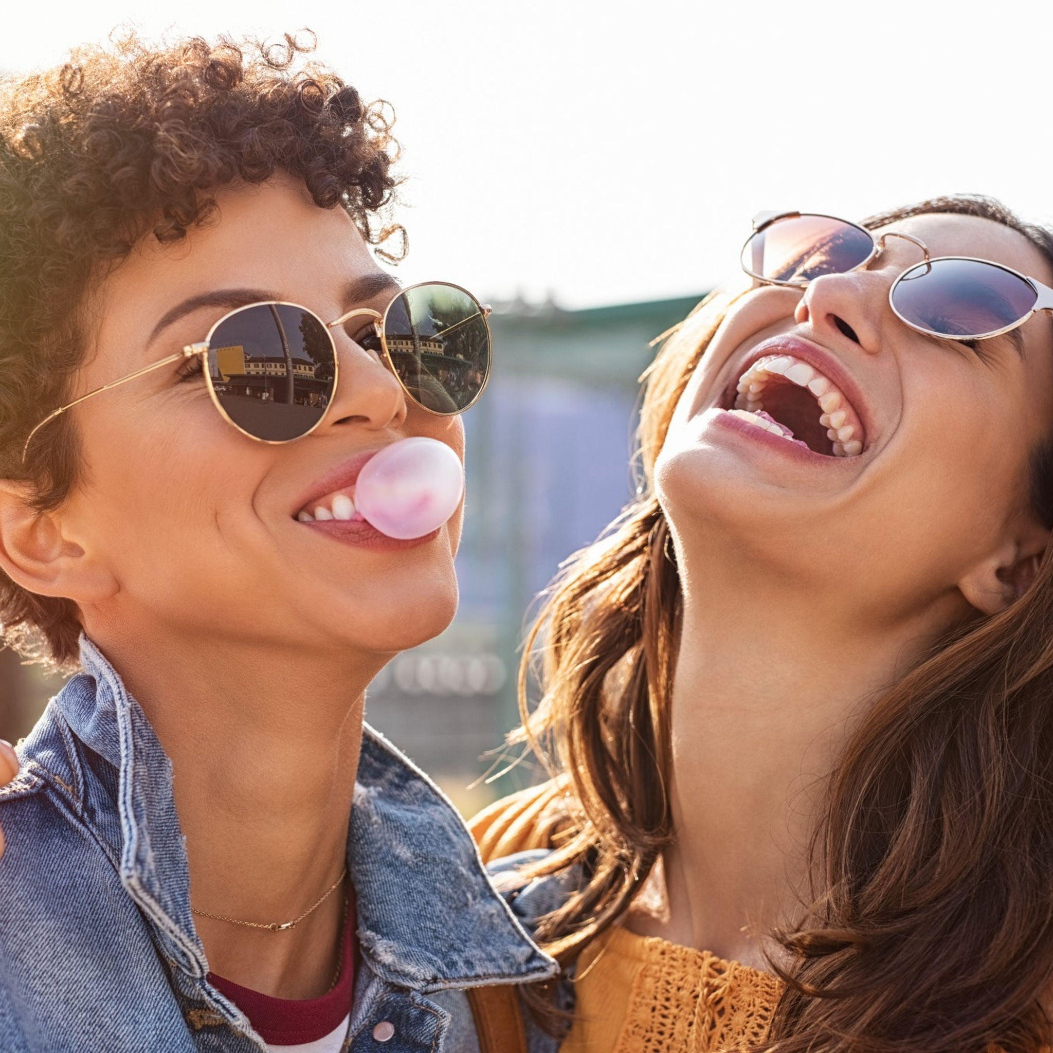 Zwei junge Frauen lachen und genießen das Leben