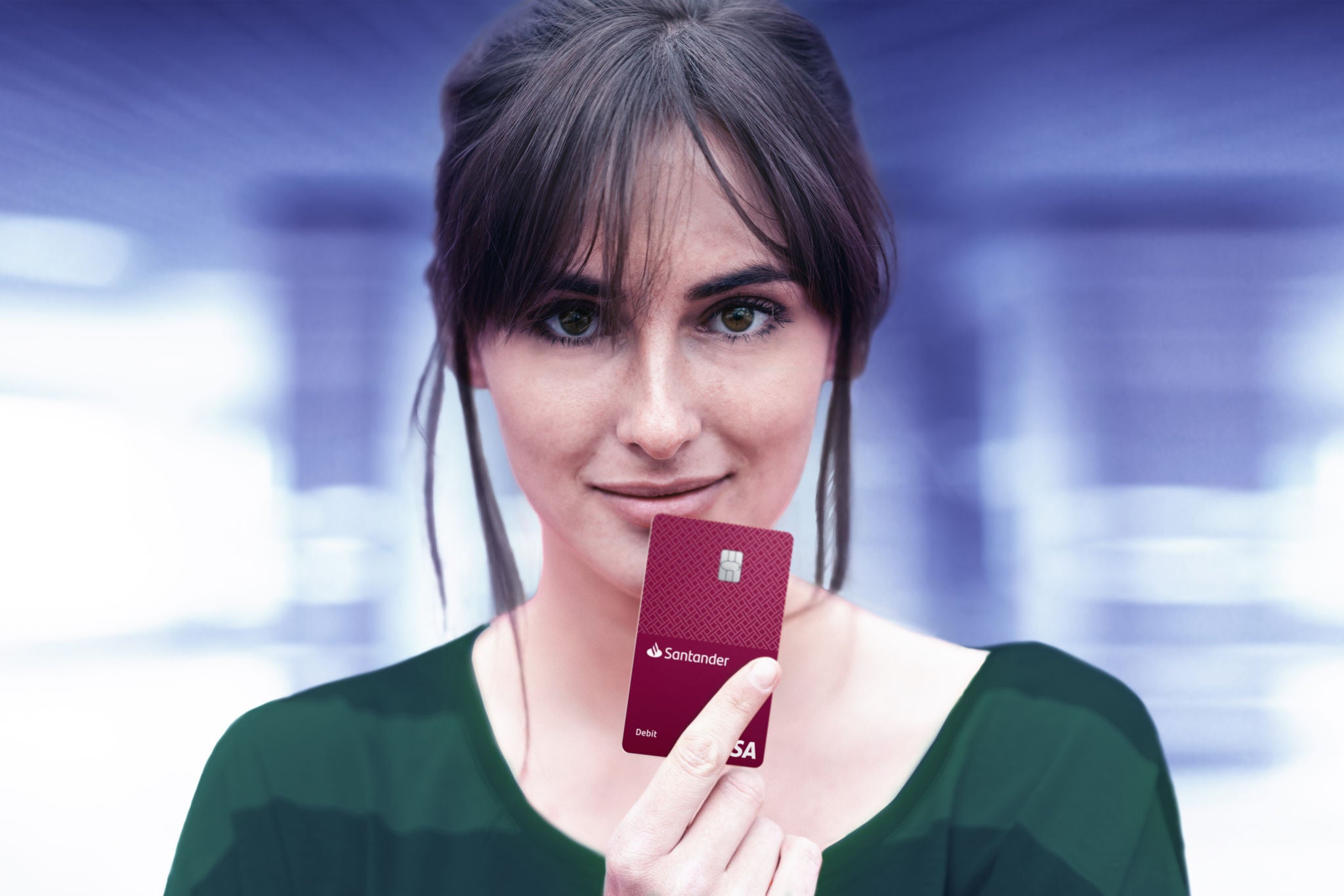 Junge Frau mit der Santander Debitkarte zum Girokonto