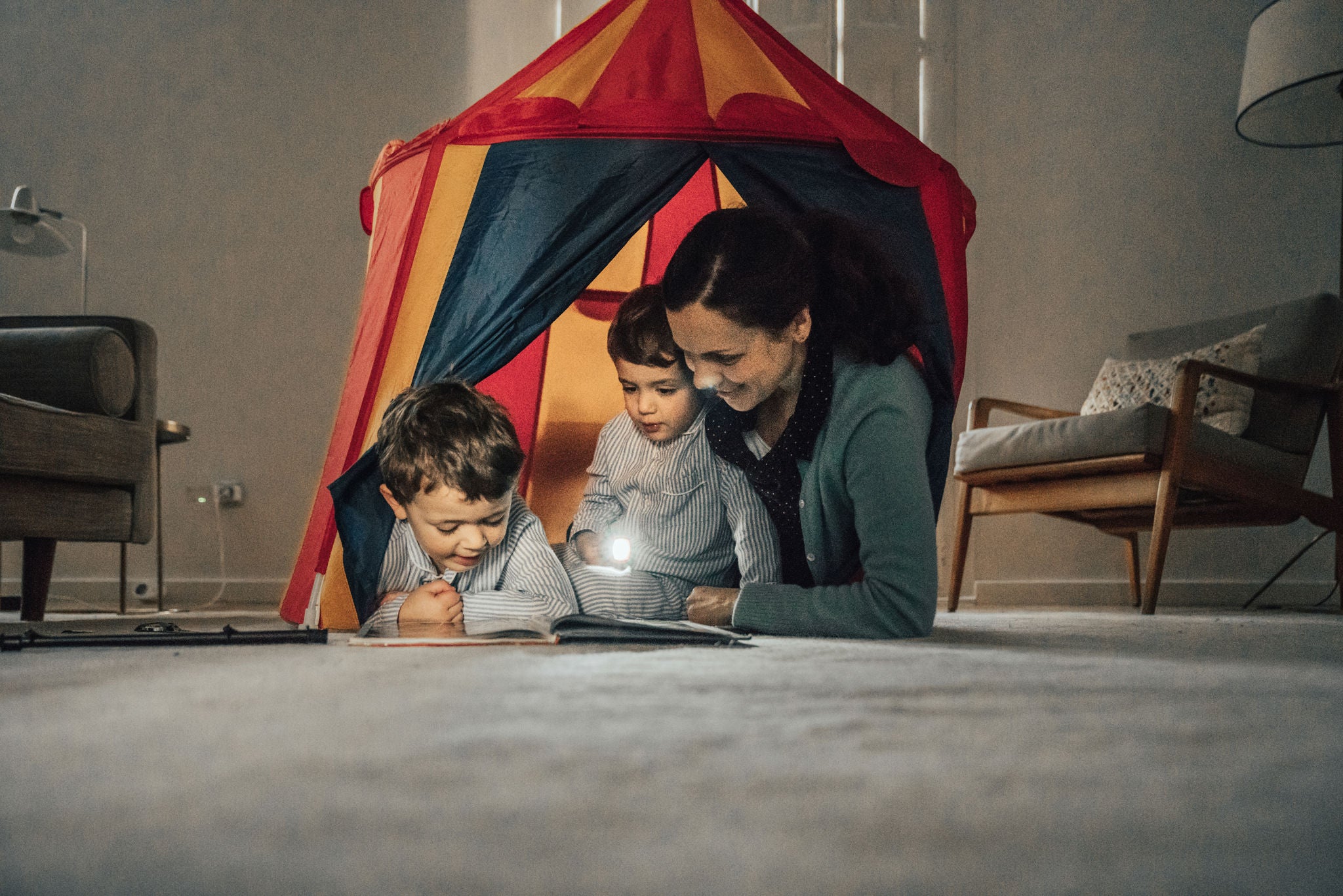 Gemütlichr Familienabend auf dem Sofa