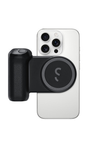 ShiftCam SnapGrip Pro angebracht an iPhone Rückseite, schwarzer texturierter Griff mit integrierter Powerbank, graue Auslösertaste und Ein‑/Ausschalter oben am Griff, graues ShiftCam Logo und Ring auf Powerbank