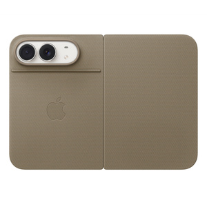 iPhone Duo Folio mit Standfuß in der Farbe Taupe (bräunliches Grau), Querformat, vollständig aufgefaltete Rückseite, eingelassenes Apple Logo in der Mitte, iPhone Duo in der Farbe Sternenweiß sichtbar durch die Aussparung für die Kamera, Case bedeckt die Rückseite und das gesamte äußere Display