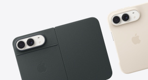 iPhone Duo Zubehör: iPhone Duo Folio mit Standfuß in Farbe Navyblau. iPhone Duo Case in Farbe Sand (Hellbraun). Apple Logo mittig auf der Rückseite, iPhone Duo sichtbar durch die Aussparung für die Kamera